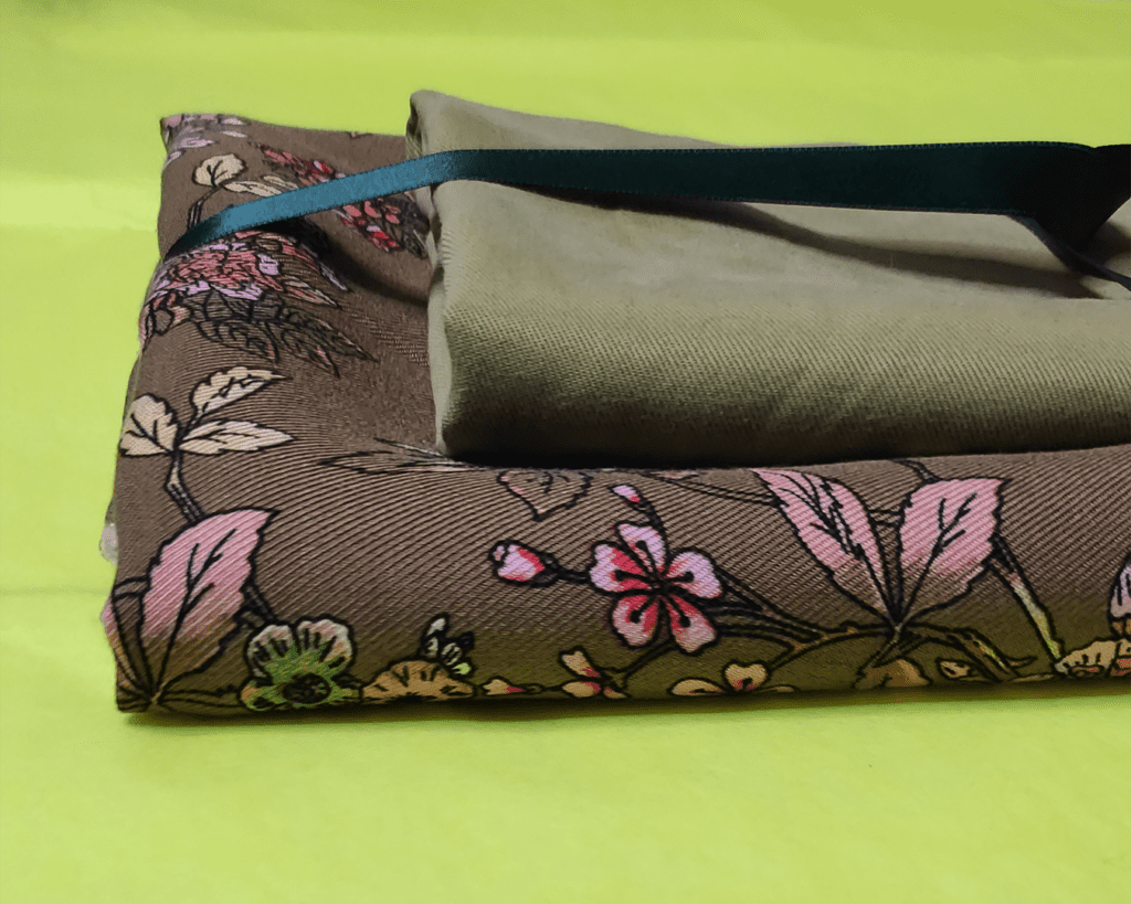 ensemble de deux tissus de la boutique en ligne AD&L Fabrics sur fond vert